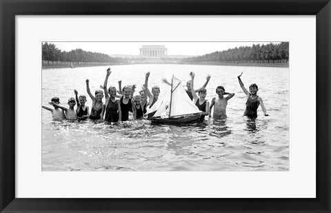 Framed Art Lincoln Memorial with children in the reflecting pool Wall Decor 18x24 Artwork